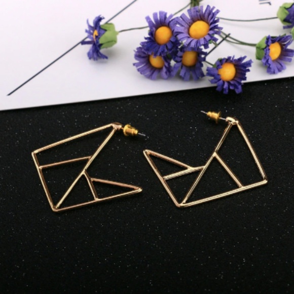 New 🎁 gold plated geometric stud earrings - Picture 2 of 4